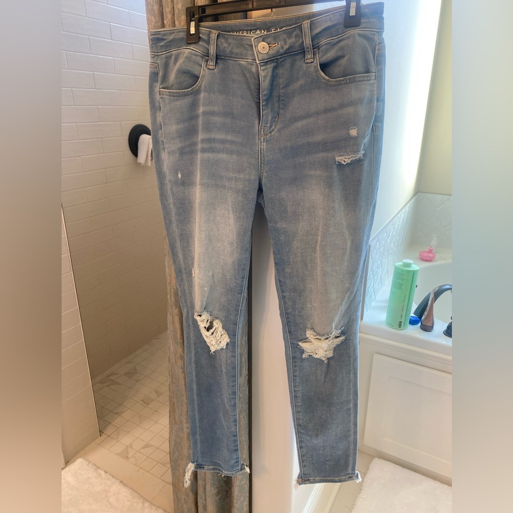 American eagle, never worn, light denim ripped jeans regular length size 10